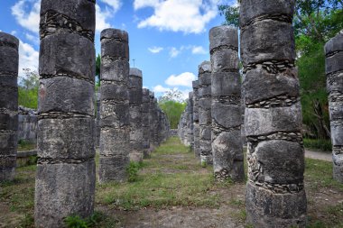 Meksika 'da, Chichen itza' da güneşli bir gün. 