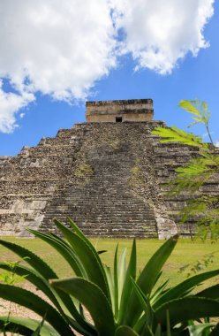 Meksika 'da, Chichen itza' da güneşli bir gün. 