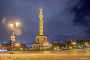 Berlin 'deki altın heykel.