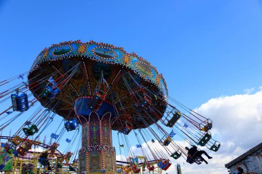 Münih 'teki Ekim Festivali' nde atlıkarınca.