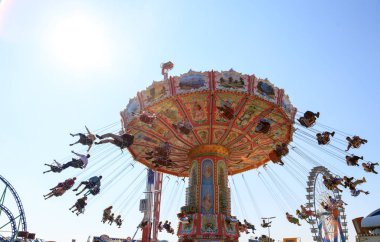 Münih 'teki Ekim Festivali' nde atlıkarınca.