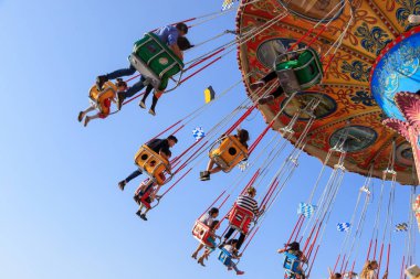 Münih 'teki Ekim Festivali' nde atlıkarınca.