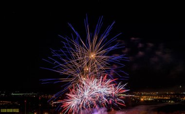 Parlak Renkli Havai fişekler siyah arka planı izole etti. Yeni Yıl 