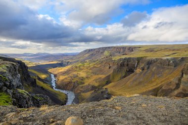 İzlanda 'nın en yüksek ikinci şelalesi Haifoss. Kasvetli bir sabah