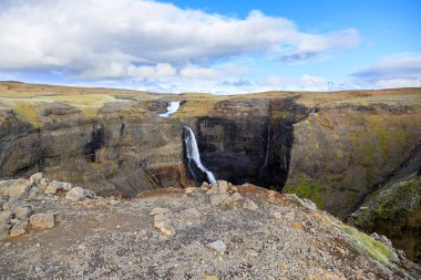 İzlanda 'nın en yüksek ikinci şelalesi Haifoss. Kasvetli bir sabah