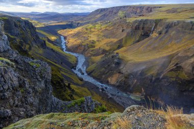 İzlanda 'nın en yüksek ikinci şelalesi Haifoss. Kasvetli bir sabah