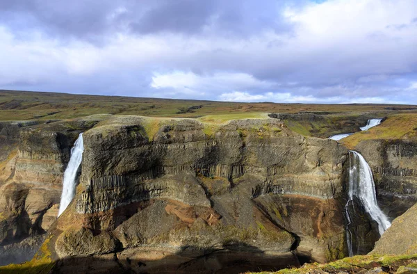 İzlanda 'nın en yüksek ikinci şelalesi Haifoss. Kasvetli bir sabah — Stok fotoğraf