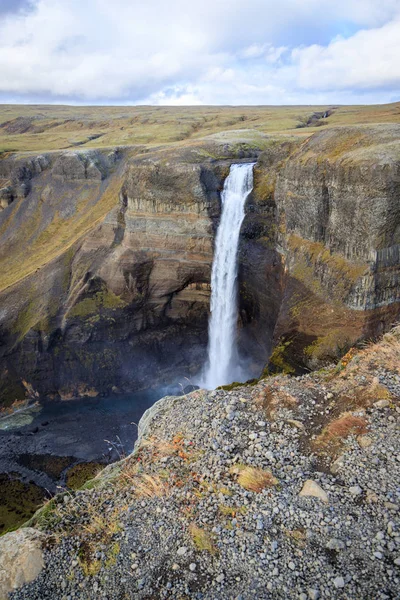 Panorama kolorowego wąwozu z czterech wodospadów Haifoss, fou — Zdjęcie stockowe