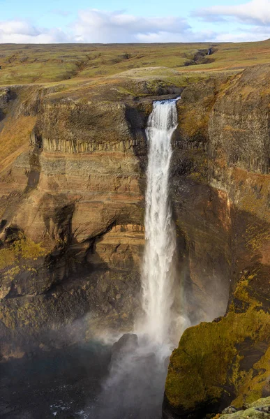 Turista tira foto no celular da segunda maior cachoeira — Fotografia de Stock