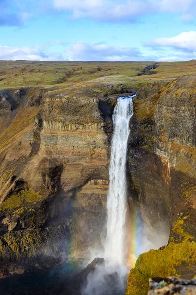Turista tira foto no celular da segunda maior cachoeira — Fotografia de Stock