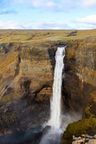 Турист фотографує на мобільному телефоні другий за висотою водоспад — стокове фото