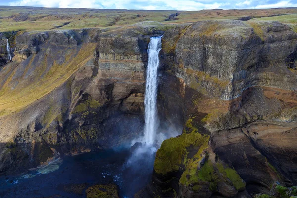 Турист фотографує на мобільному телефоні другий за висотою водоспад — стокове фото