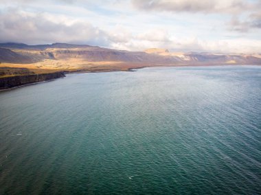 İzlanda 'daki Snaefellsnes Yarımadası' nın batı kıyısı kayalıkları