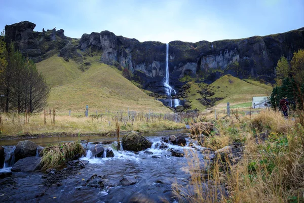 Vista panorâmica de verão de pequena cachoeira perto da estrada Bjodvegur. O quê? — Fotografia de Stock