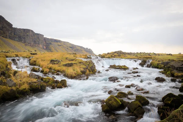 Bjodvegur yolu yakınlarındaki küçük şelalenin panoramik yaz manzarası. Vay canına. — Stok fotoğraf