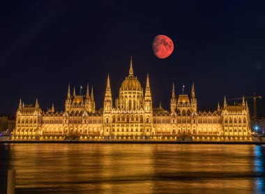 Budapeşte 'de süper kanlı ay