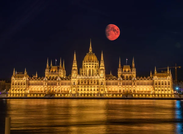 Budapeşte 'de süper kanlı ay