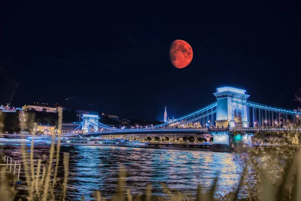 Budapeşte 'de süper kanlı ay