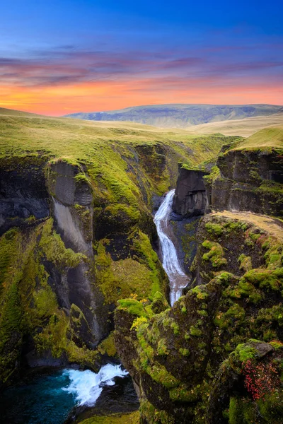 Izland csodálatos természete. Lenyűgöző kilátás a festői kanyonra — Stock Fotó