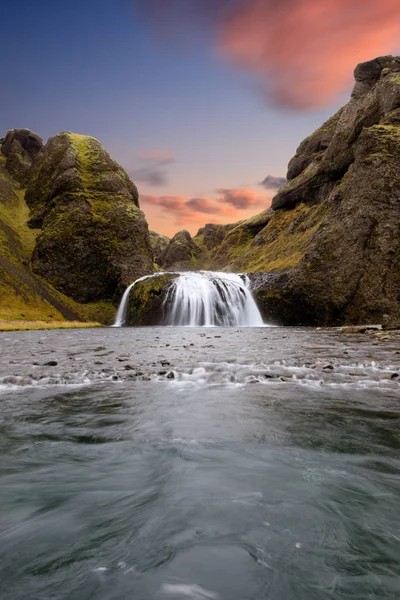 Pohled z letícího dronu Stjornarfoss vodopádu. Působivá suma — Stock fotografie