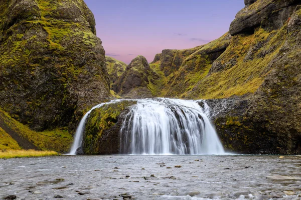 Stjornarfoss şelalesinin uçan insansız hava aracı görüntüsü. Etkileyici bir miktar. — Stok fotoğraf