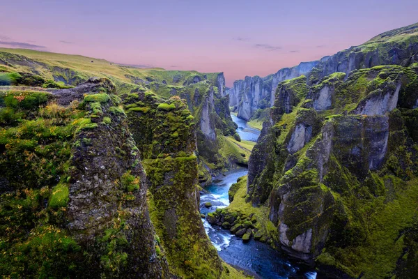 Fantastisk natur på Island. Imponerande utsikt över pittoreska ravinen — Stockfoto