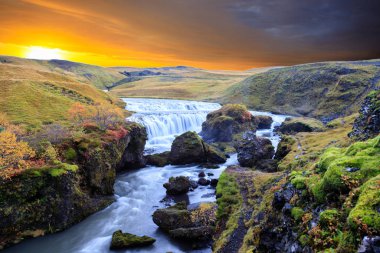 İzlanda şelalesi Skogafoss İzlanda doğa manzarasında. Ünlü.