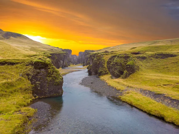 Paisaje único de Fjadrargljufur en Islandia. Destino turístico más importante —  Fotos de Stock