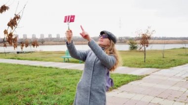 Genç kız, Autumn Park 'ta canlı yayında hayat tarzı ve teknoloji konseptini yönetiyor.