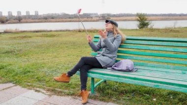 Genç kız, Autumn Park 'ta canlı yayında hayat tarzı ve teknoloji konseptini yönetiyor.