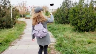 Genç kız, Autumn Park 'ta canlı yayında hayat tarzı ve teknoloji konseptini yönetiyor.