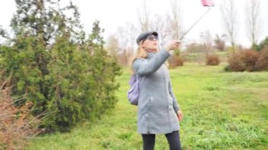 Genç kız, Autumn Park 'ta canlı yayında hayat tarzı ve teknoloji konseptini yönetiyor.