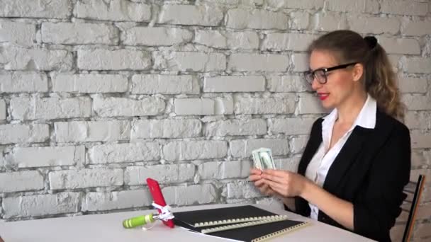 Kız blogcu kız akıllı telefonunuzla canlı yayında iş öğretiyor. Takım elbiseli ve gözlüklü bir kadın bir dosya dolusu belgeyi karıştırıyor ve para kazanmaktan bahsediyor. Boşluğu kopyala — Stok video