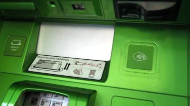 Yakın çekim erkek eli ATM 'den 1000 ruble alıyor. Rus banknotları. Krediyi, faturaları ve mağazayı ödemek için maaş alma kavramı. Nakit çekilmesi için terminal.