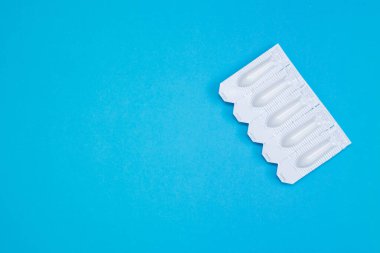 Mavi arka planda anal ya da vajinal kullanım için beyaz fitiller. Candida tedavisi için tıbbi mumlar, ardıç kuşu, hemoroit, iltihap ve ateş. Etkili ilaç. Boşluğu kopyala