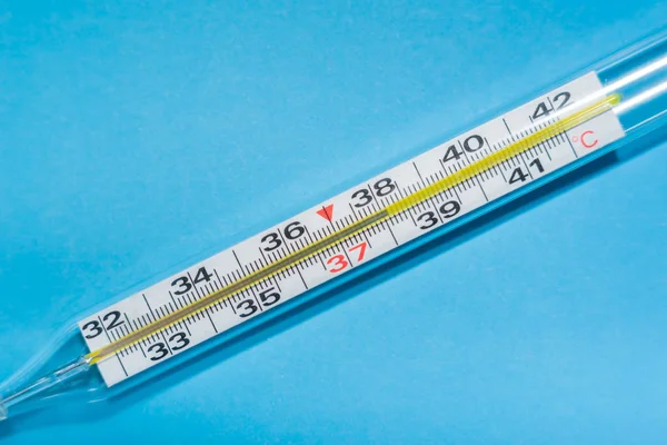 기온 이 섭씨 38 도 인푸른 배경에 있는 의학용 온도계. 환자의 체온을 증가 시켰습니다. 질병 과 건강 악화의 개념. 복사 공간 — 스톡 사진