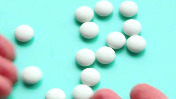 Una donna ha preparato un sacco di pillole per bere e avvelenarsi. Concetto di overdose, medicina e assistenza sanitaria. Una dose per la morte. Eccesso di farmaci nel trattamento moderno. Capsule su fondo blu — Video Stock