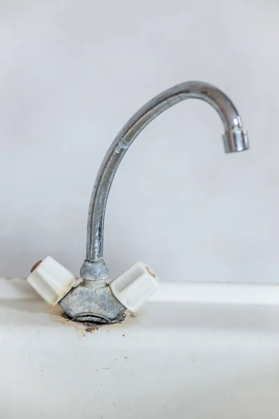 Vecchio rubinetto sporco arrugginito sul lavabo. Non c'è acqua calda o fredda nel rubinetto e l'approvvigionamento idrico è in riparazione. Il concetto di spegnimento dell'acqua per mancato pagamento delle utenze . — Foto Stock