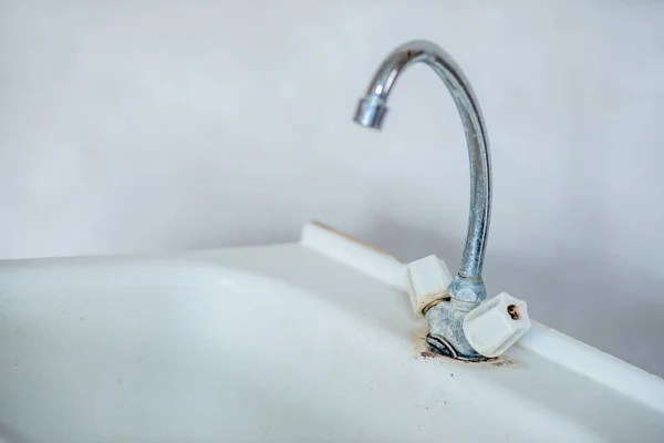 Vecchio rubinetto sporco arrugginito sul lavabo. Non c'è acqua calda o fredda nel rubinetto e l'approvvigionamento idrico è in riparazione. Il concetto di spegnere l'acqua per il mancato pagamento delle utenze. Copia spazio — Foto Stock