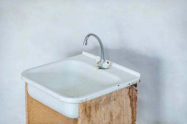 Vecchio rubinetto sporco arrugginito sul lavabo. Non c'è acqua calda o fredda nel rubinetto e l'approvvigionamento idrico è in riparazione. Il concetto di spegnere l'acqua per il mancato pagamento delle utenze. Copia spazio — Foto Stock