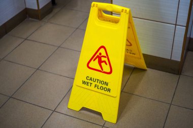 Uyarı levhası ıslak zeminde. Ofis koridorunu ya da eğlence merkezini imzalayın. Tuvaletteki seramik fayansları temizliyorum. Boşluğu kopyala.