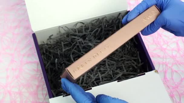 Presentation i butiken av den nya nakna 3 makeup paletten från Urban Decay. Rosa toner närbild. Kosmetika för kvinnor. Uppackning av produkter. Volgodonsk, Ryssland-mars 09, 2020. — Stockvideo