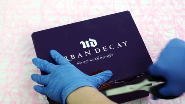 Urban Decay 'in yeni üç çıplak makyaj paleti mağazasında sunum. Pembe tonlar yakın plan. Kadınlar için makyaj malzemeleri. Ürün paketleri açılıyor. Volgodonsk, Rusya-09 Mart 2020. — Stok video