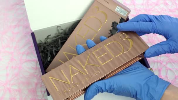 Presentation i butiken av den nya nakna 3 makeup paletten från Urban Decay. Rosa toner närbild. Kosmetika för kvinnor. Uppackning av produkter. Volgodonsk, Ryssland-mars 09, 2020. — Stockvideo