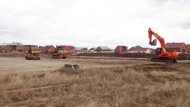 크롤러 로더 굴착기, 불도저, 롤러코스터가 건설 현장에서 작업중입니다. 기계들은 굴착 작업을 한다. 주거용 건물들의 흙 과 잡석들로 이루어져 있다. Volgodonsk, Russia 10 March 2020. — 비디오