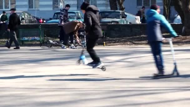 Un adolescente monta un scooter en un parque de skate y aprende a hacer trucos peligrosos. Los chicos se divierten en la calle. El concepto de un estilo de vida saludable y ocio deportivo. Volgodonsk, Rusia - 10 de marzo de 2020 . — Vídeo de stock