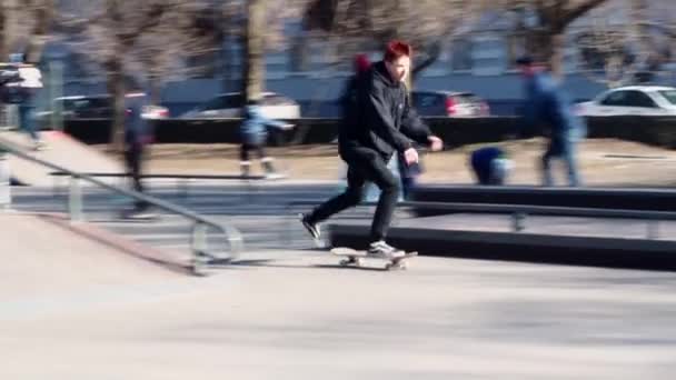 Un adolescente monta un monopatín en un parque de skate y aprende a hacer trucos peligrosos. Los chicos se divierten en la calle. El concepto de un estilo de vida saludable y ocio deportivo. Volgodonsk, Rusia marzo 10, 2020 . — Vídeo de stock