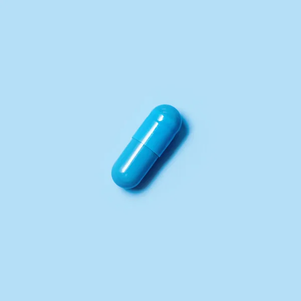 Una cápsula azul. Pastillas para la salud de los hombres y la energía sexual en un fondo aislado. Concepto de erección, potencia. Tratamiento de la infertilidad masculina y la impotencia. Copiar espacio. —  Fotos de Stock