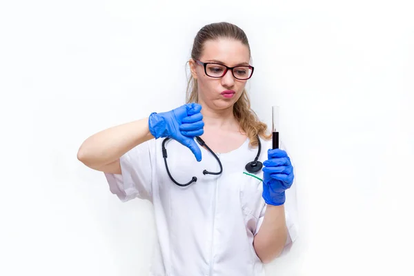 白い隔離された背景の彼女の手に試験管を持つ女性医師 血液検査の結果が悪い ワクチンの研究室検索 コロナウイルスのパンデミックの予防と治療 — ストック写真