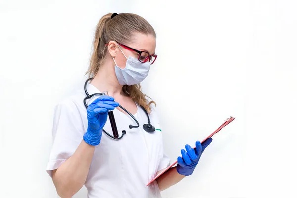 Una dottoressa con una maschera protettiva con una provetta tra le mani su uno sfondo bianco isolato. Analisi del sangue di laboratorio, ricerca di un vaccino. Prevenzione e trattamento dell'epidemia di coronavirus . — Foto Stock